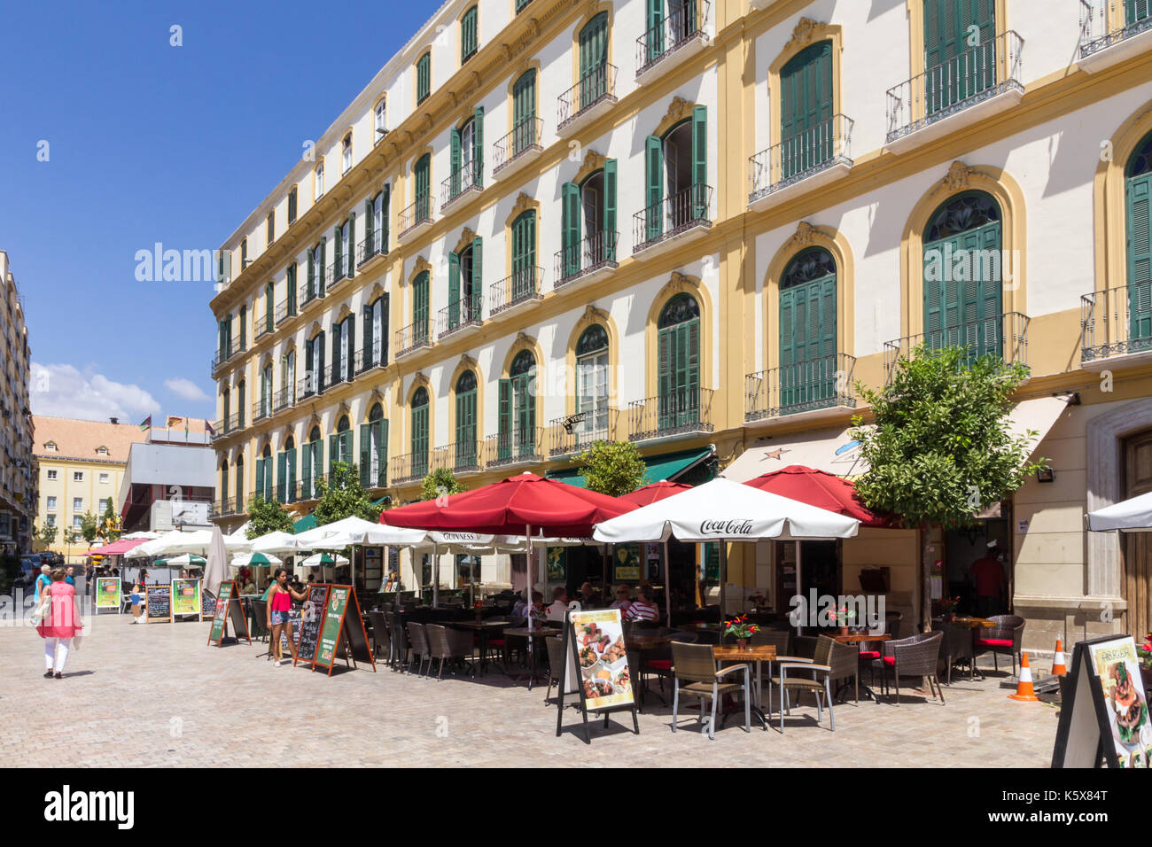 Les cafés de la Plaza de la Merced, Malaga, Espagne Banque D'Images
