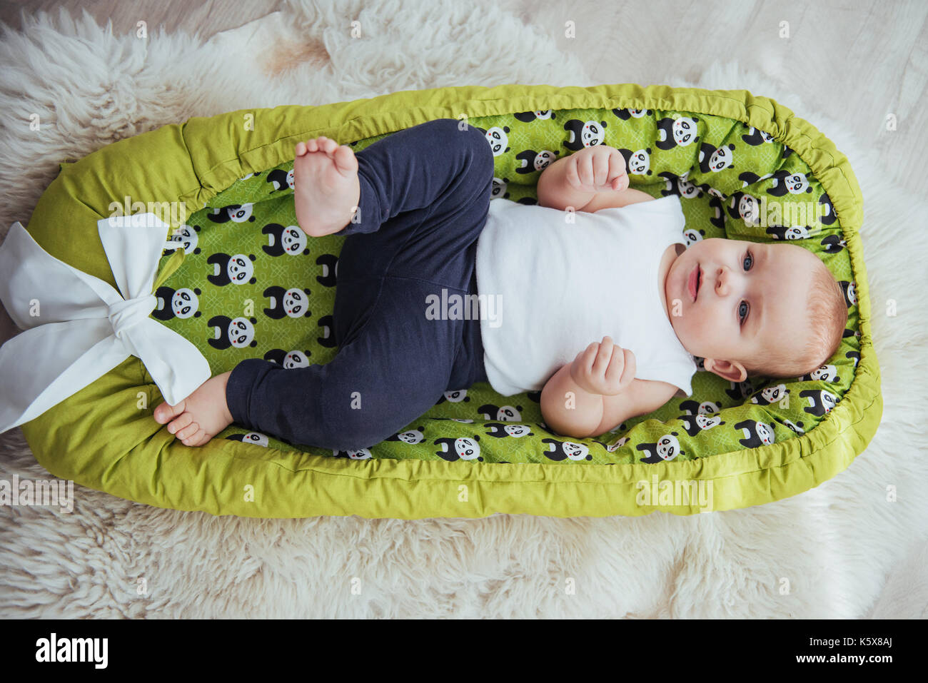 Le Bebe Dort Dans Le Lit Un Petit Bebe En Bonne Sante Peu Apres La Naissance Photo Stock Alamy Le Bebe Dort Dans Le Lit Un Petit Bebe En Bonne Sante Peu Apres La Naissance Photo Stock Alamy