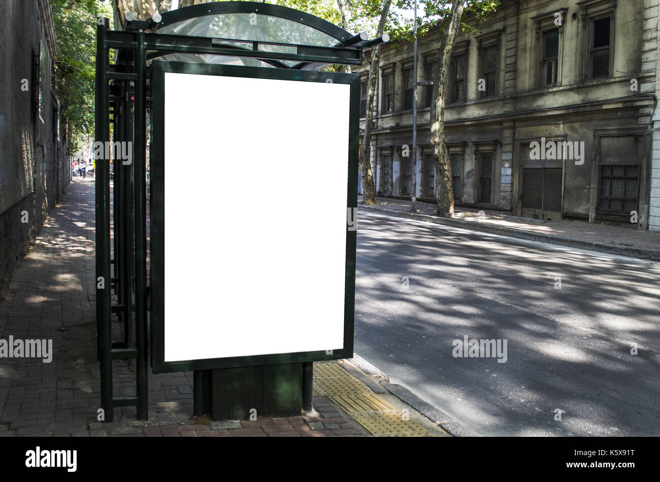 Blank billboard sur station d'autobus de ville Banque D'Images