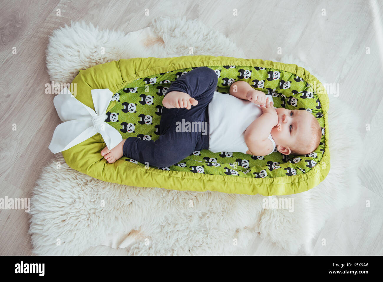 Bebe Nouveau Ne Garcon Dort Apres Etre Ne 30 Minutes Auparavant Photo Stock Alamy