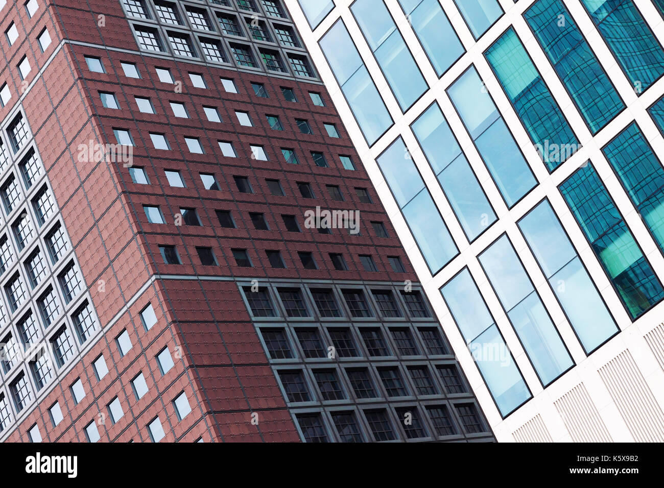 Architecture bâtiment moderne avec des gratte-ciel en arrière-plan contemporain façade, fenêtres et murs Banque D'Images