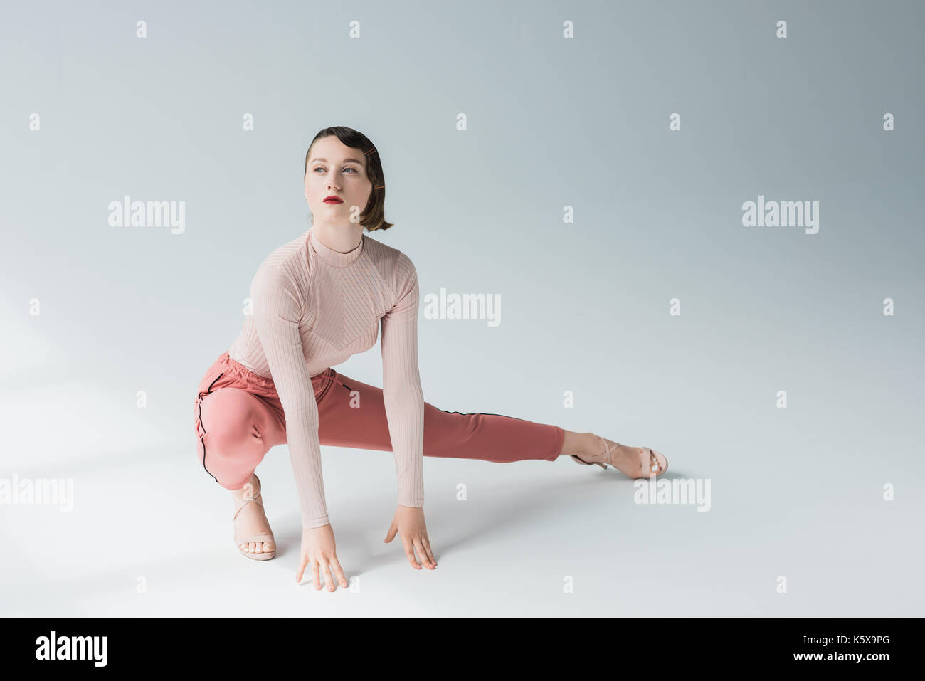 Femme sérieuse dans les vêtements rétro Banque D'Images