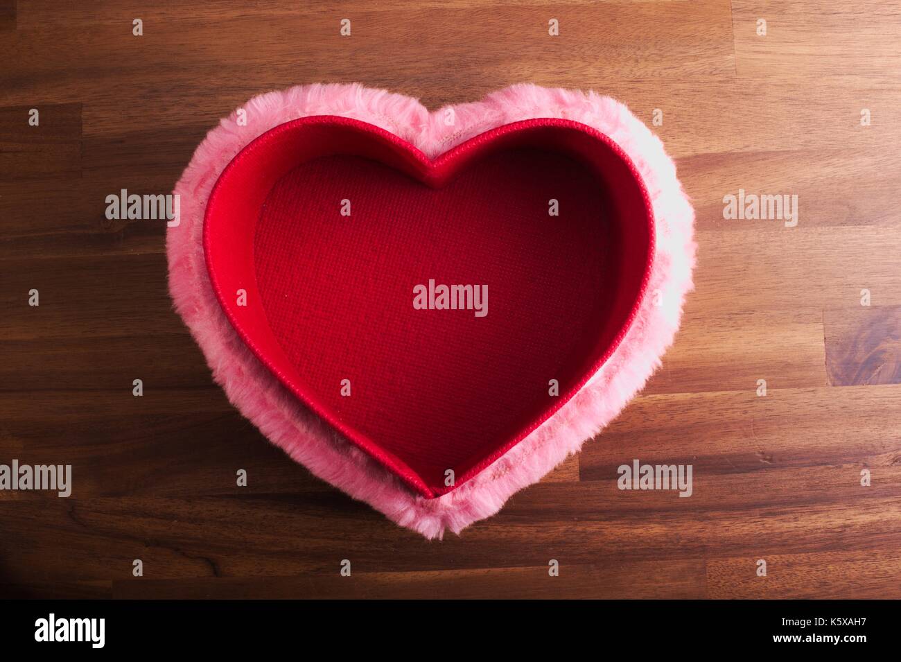 Boîte cadeau en forme de coeur Vue de dessus sur bois Banque D'Images