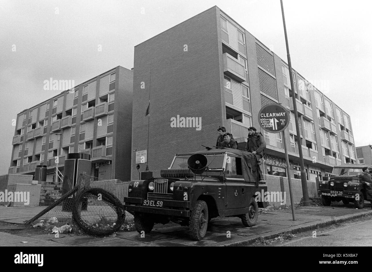 Des soldats dans un land rover sur la garde dans l'unité appartements Shankill Road, Belfast. Banque D'Images