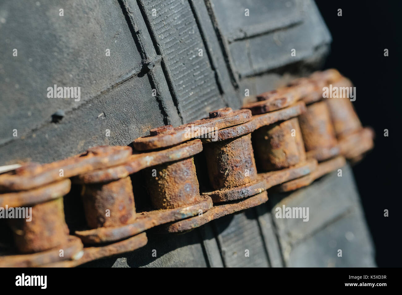 Rouleau de pneus d'une chaîne rouillée. Banque D'Images