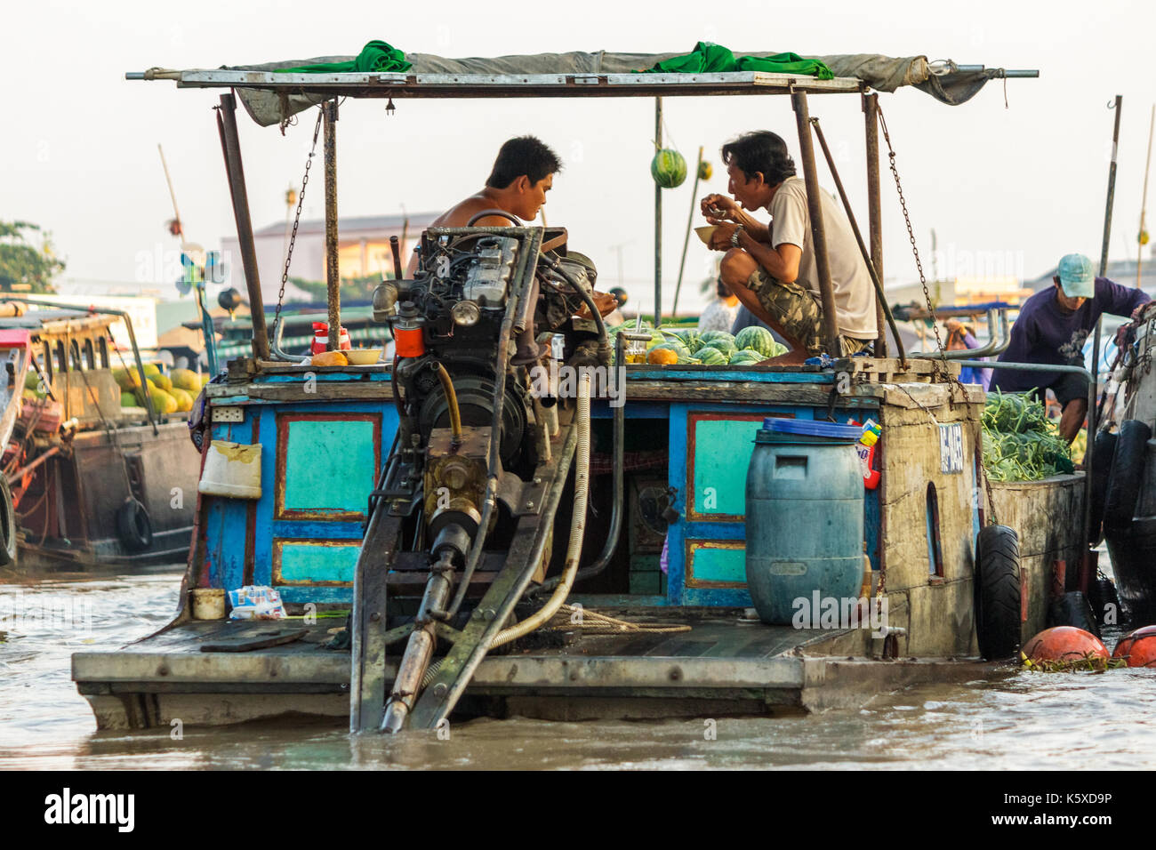 Can Tho, Vietnam - 3/24/2016 : les marchands prennent un petit déjeuner au marché flottant de Cai rang sur le Mékong. Banque D'Images