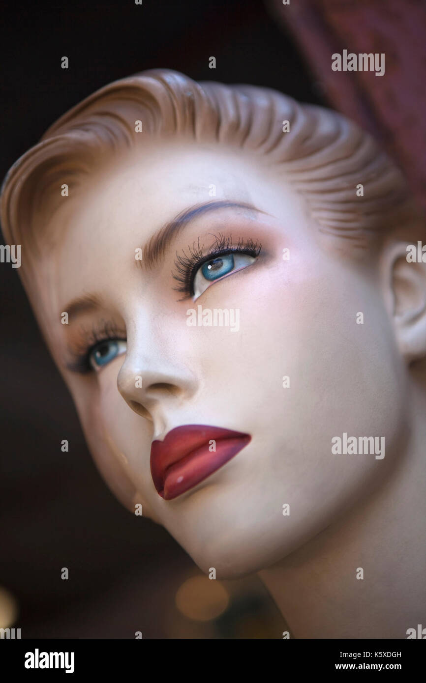 Gros plan du visage d'un mannequin en pastebboard un marché aux puces Banque D'Images