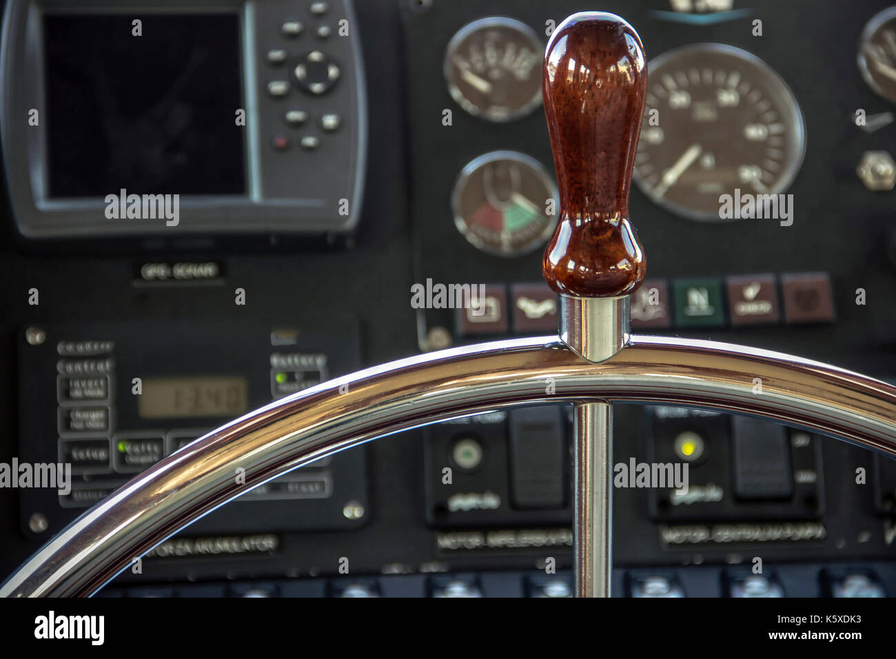 Volant et tableau de bord dans un yacht à moteur cockpit Banque D'Images