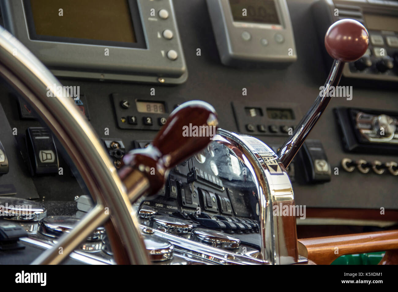Volant et tableau de bord dans un yacht à moteur cockpit Banque D'Images