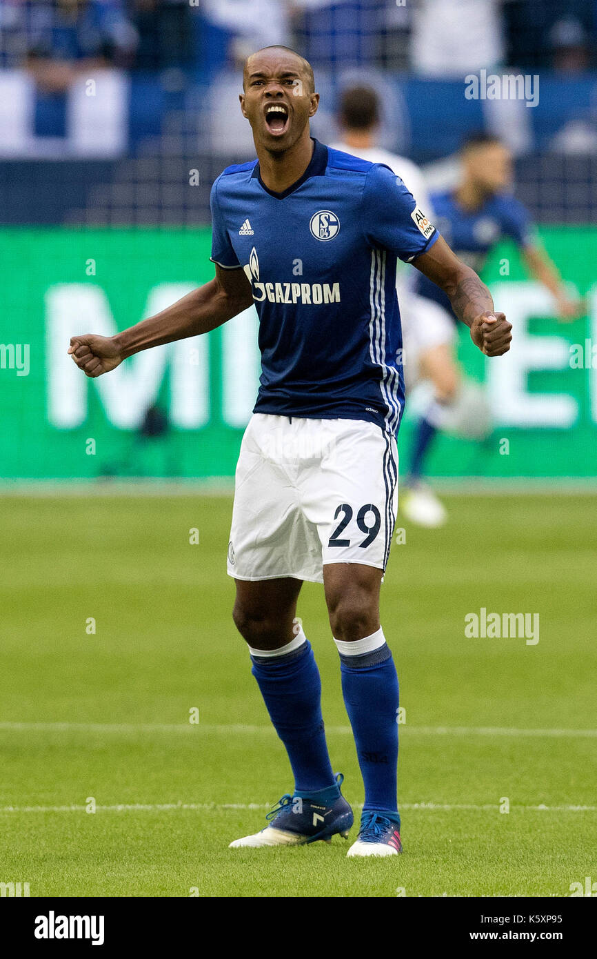 Gelsenkirchen, Allemagne. Sep 10, 2017 04 schalke. naldo célèbre après avoir marqué au cours de l'Allemagne bundesliga match de foot entre Stuttgart et Schalke 04 à Gelsenkirchen, Allemagne occidentale, sur sept. 10, 2017. Schalke 04 a gagné 3-1. crédit : Joachim bywaletz/Xinhua/Alamy live news Banque D'Images
