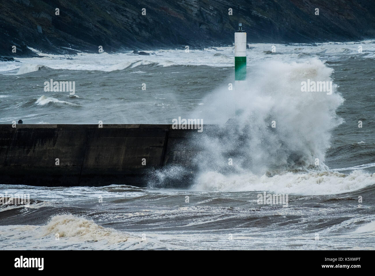 Pays de Galles Aberystwyth uk, lundi 11 septembre 2017 uk weather : strong force de coup de vent et une mer le phare du port de la pâte et du rivage à Aberystwyth, sur la côte de la baie de Cardigan dans l'ouest du pays de Galles. un met office d'alerte "jaune" a été émis pour les régions sud-ouest du Royaume-Uni, avec des rafales allant jusqu'à 60mph prévu au cours de la matinée. Crédit photo : Keith morris/Alamy live news Banque D'Images