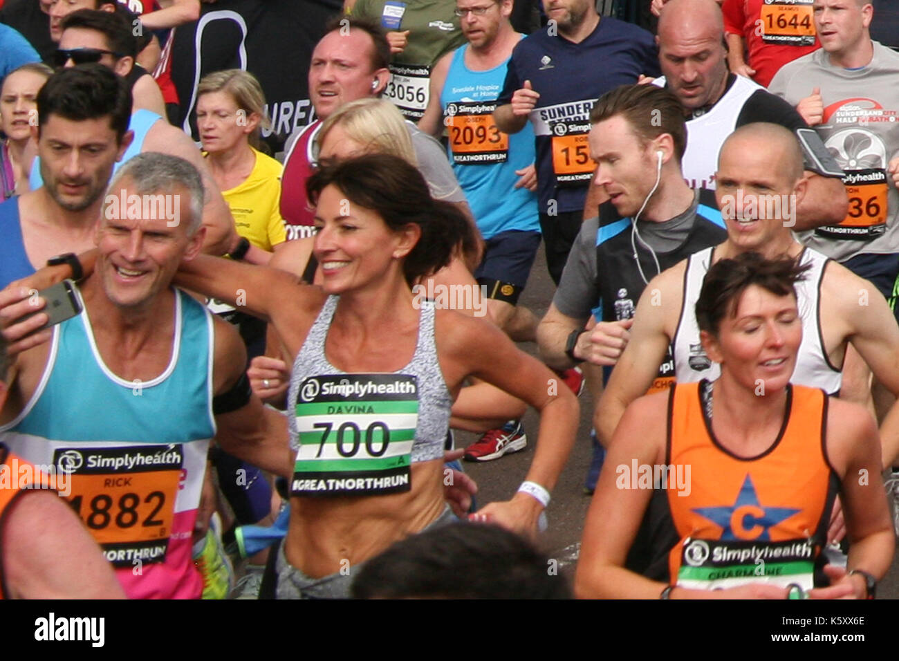 Davina mccall, présentateur de télévision du sport relief, Comic Relief, le saut et cuisine l'exécution d'experts Great north run. la Great North Run 2017, le plus grand demi-marathon pour les coureurs de tous niveaux, que l'on voit traverser le pont Tyne le 10 septembre 2017. La route est passé de Newcastle upon Tyne et conclu dans South Shields couvrant 13,1 kilomètres avec quelques 56 000 coureurs participant. Les flèches rouges a également fait un défilé. Newcastle sur Tyne, Royaume-Uni 10 septembre 2017. Credit:david whinham/Alamy live news Banque D'Images