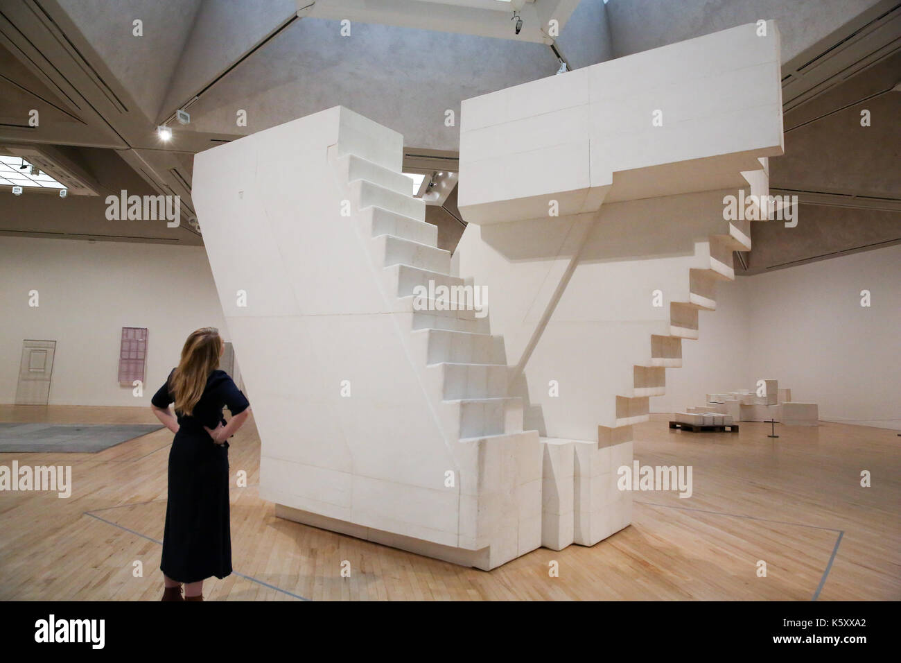 Londres, Royaume-Uni. 11 septembre, 2017. un membre du personnel examine 'untitled (escaliers)' 2001. L'un des plus grands artistes de sa génération l'exposition révèlent l'extraordinaire ampleur de Rachel Whiteread carrière de plus de 30 ans. des quatre premières sculptures fait preuve dans sa première exposition personnelle en 1988 aux œuvres réalisées cette année, en particulier pour la Tate Britain. Rachel Whiteread est à la Tate Britain du 12 septembre 2017 au 21 janvier 2018 : crédit dinendra haria/Alamy live news Banque D'Images