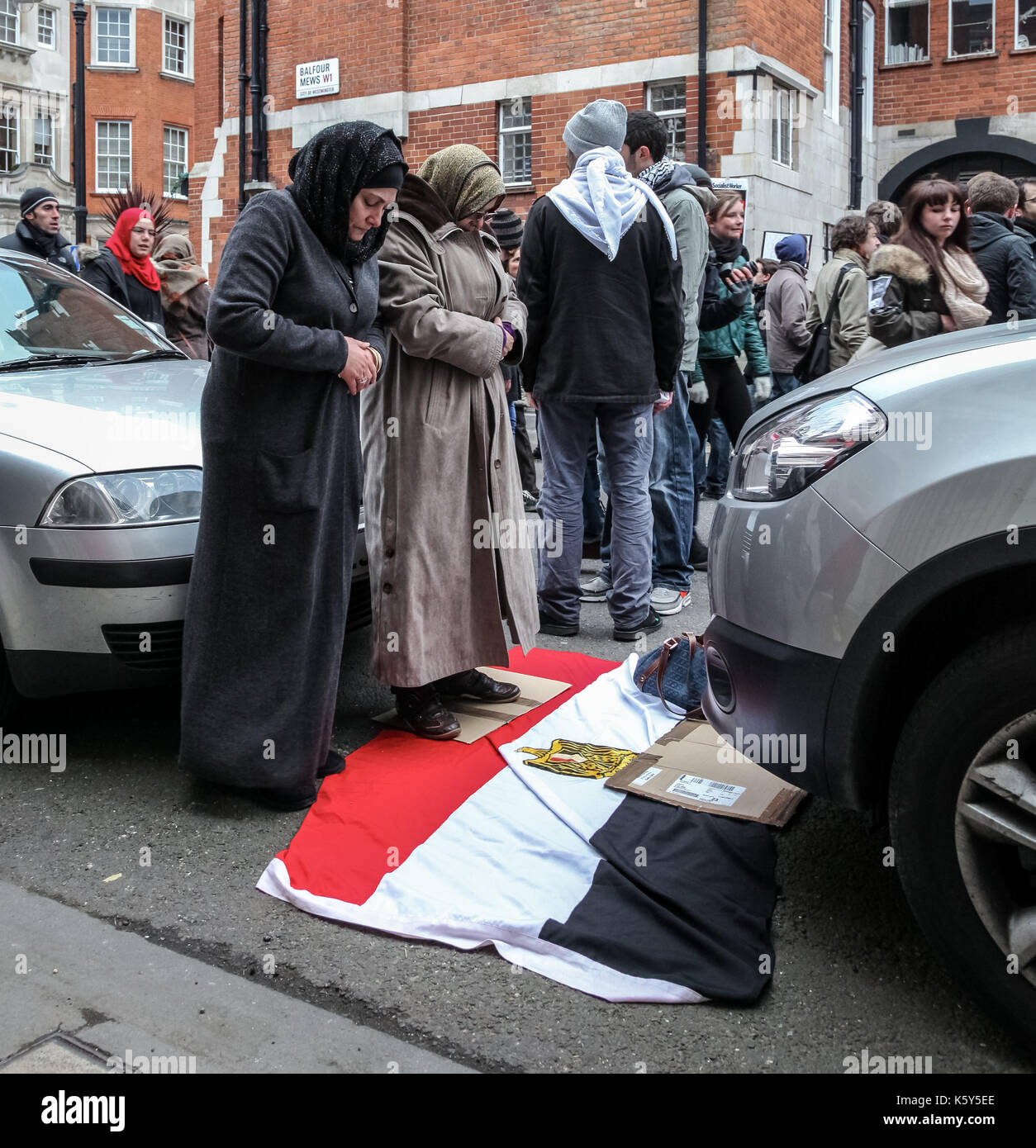 Midi-prières lors des scènes en colère à l'extérieur de l'ambassade égyptienne à Londres que des centaines de manifestants se sont rassemblés à l'extérieur appelant le président Hosni Moubarak à démissionner. Banque D'Images
