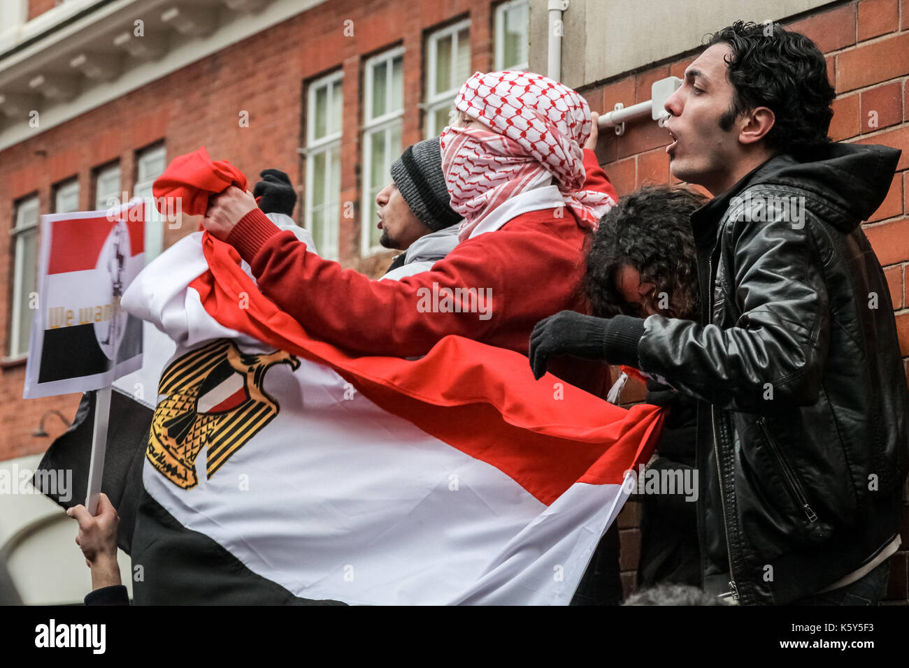 Des scènes de colère à l'extérieur de l'ambassade égyptienne à Londres que des centaines de manifestants se sont rassemblés à l'extérieur appelant le président Hosni Moubarak à démissionner. Banque D'Images
