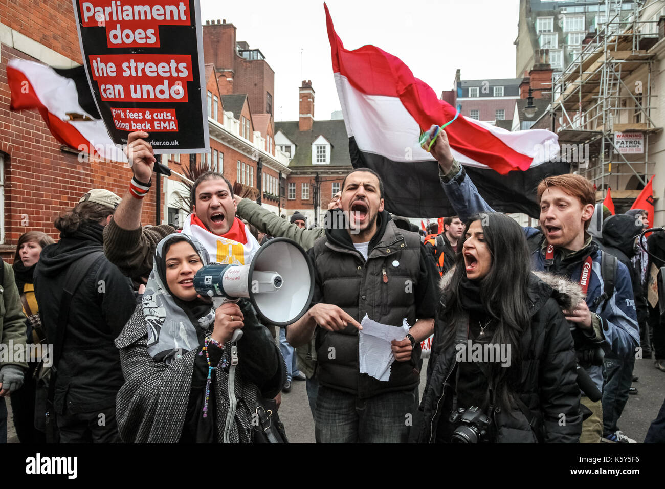 Des scènes de colère à l'extérieur de l'ambassade égyptienne à Londres que des centaines de manifestants se sont rassemblés à l'extérieur appelant le président Hosni Moubarak à démissionner. Banque D'Images