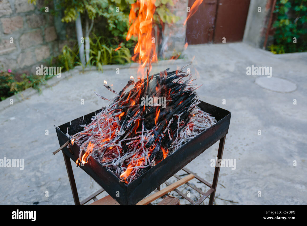 Burning branches sèches dans le brasero. Banque D'Images