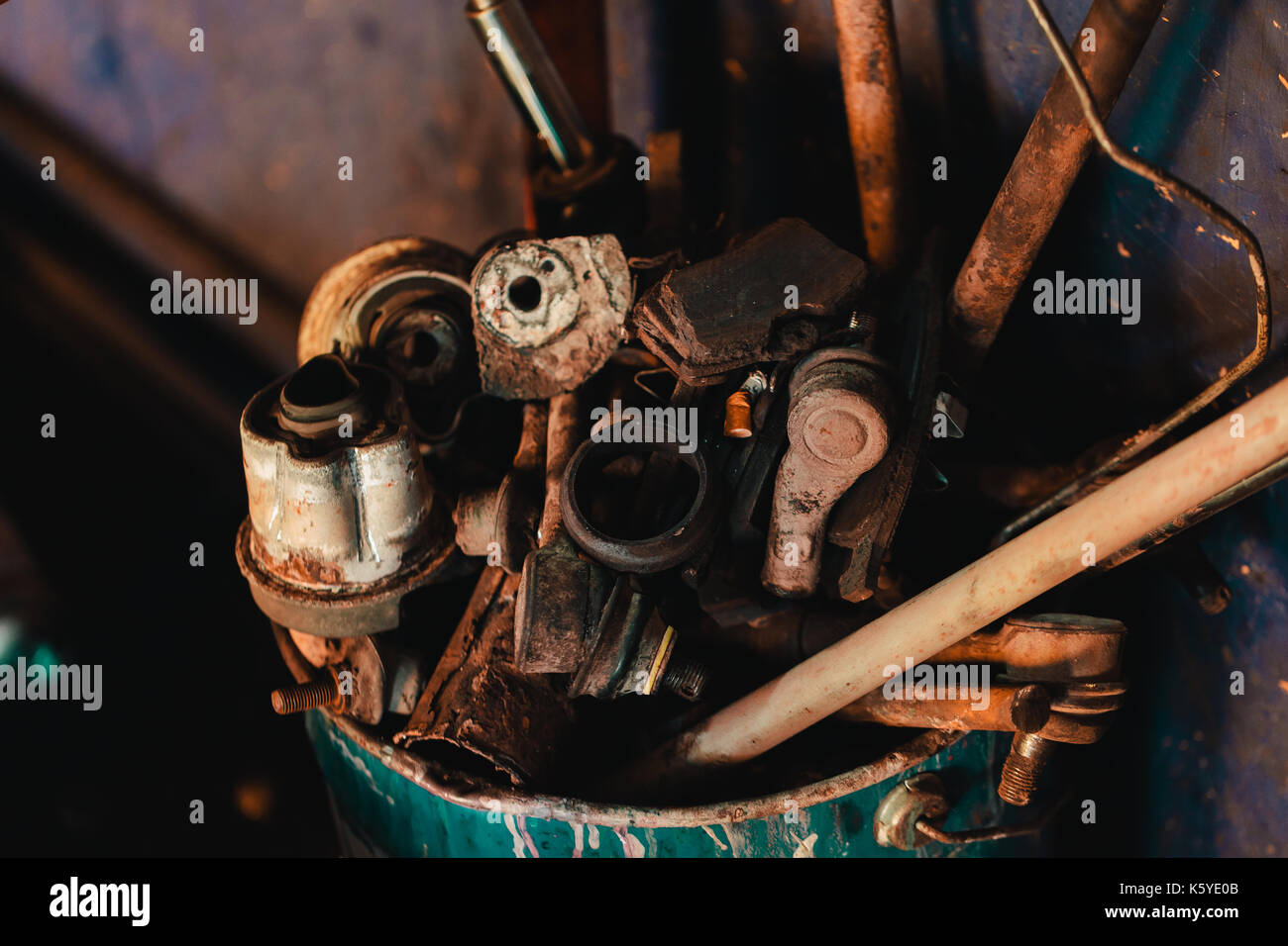 Vieux et Rusty metal trash dans un garage automobile. Banque D'Images