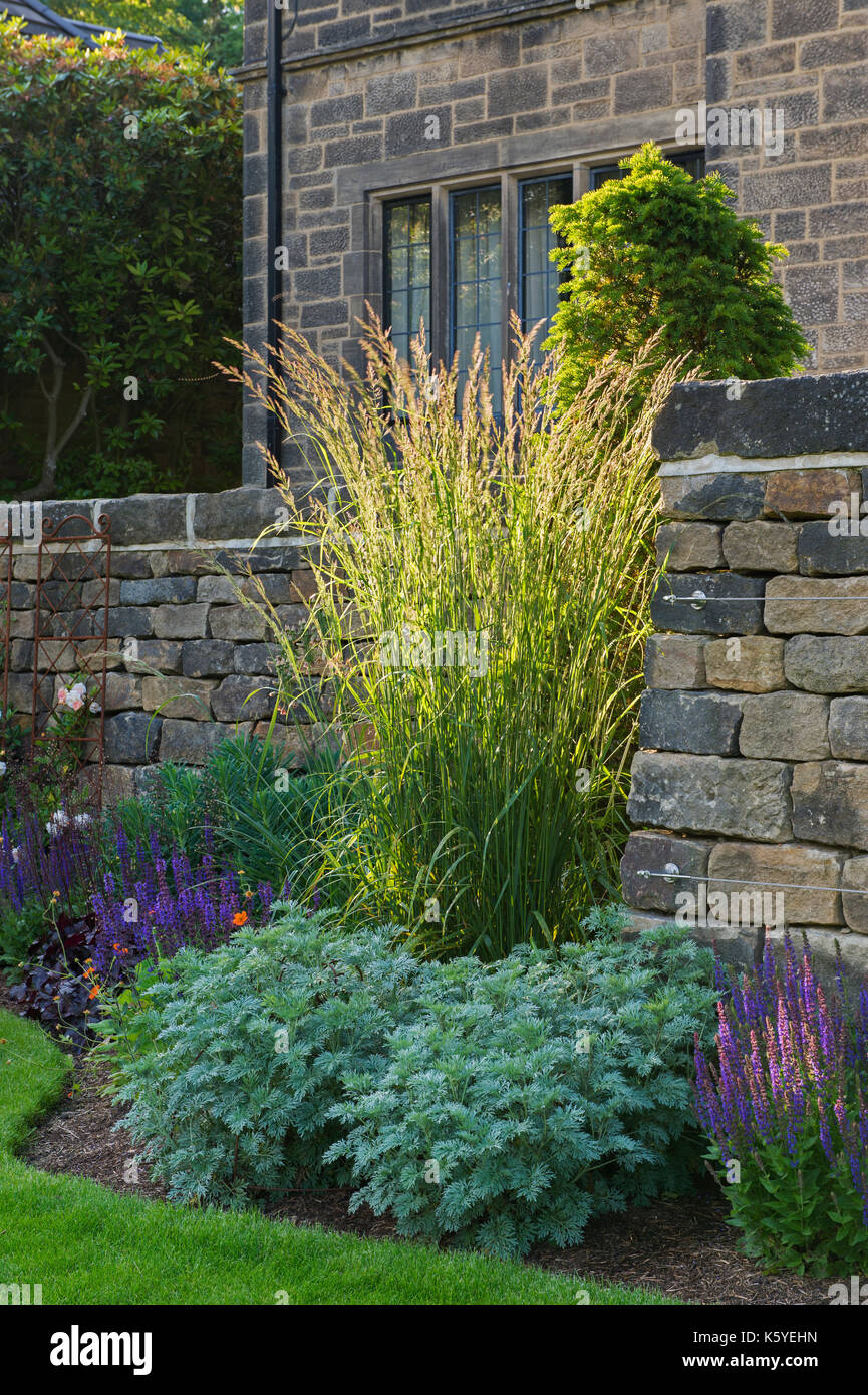 Belle, privé, aménagé, le country garden, West Yorkshire, Angleterre, Royaume-Uni - plantes vivaces & graminées sur les frontières herbacées par chambre en été. Banque D'Images