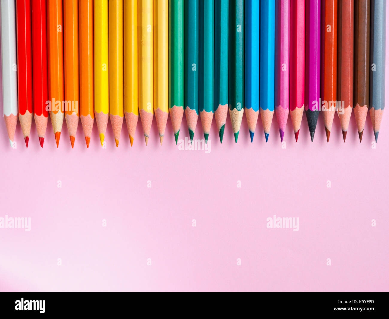 Crayon de couleur sur papier fond rose pour dessiner un cercle de couleur  Photo Stock - Alamy