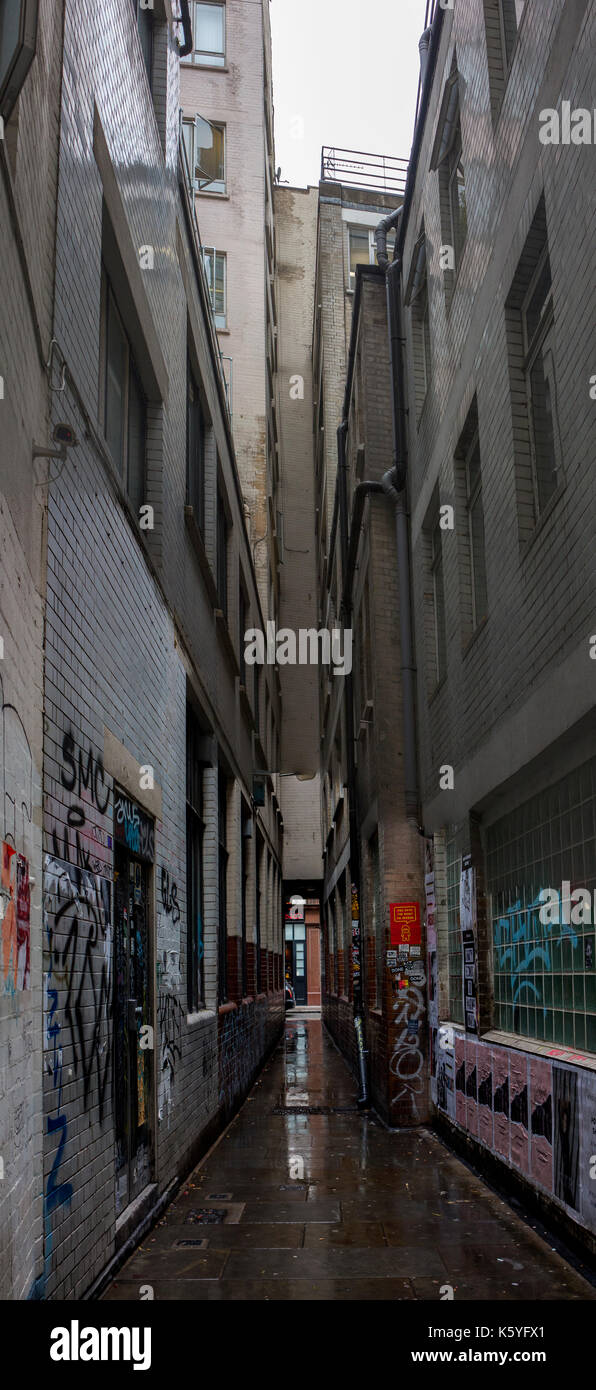 Une ruelle étroite à Soho, Londres Banque D'Images