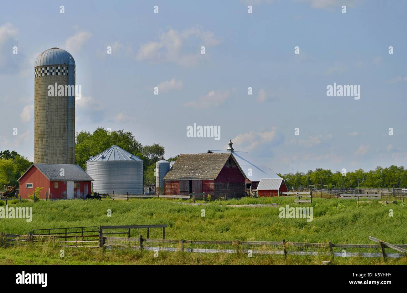 Ferme moderne dans le Nebraska avec grange, silo et champ Banque D'Images