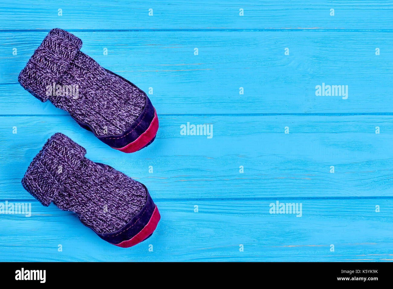 Chaussettes de laine childs, copiez l'espace. kids violet chaussettes tricotées en laine bleu sur fond de bois naturel des chaussettes en laine tricotées. pour les enfants. prix chaussons wi Banque D'Images