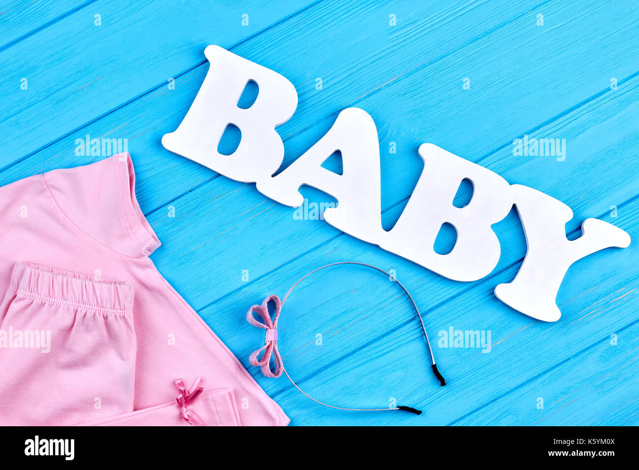 Baby Girl Summer Mode Arriere Plan Bebe Fille Vetements De Coton Accessoire Pour Bebe Inscription Bleu Fond De Bois Photo Stock Alamy