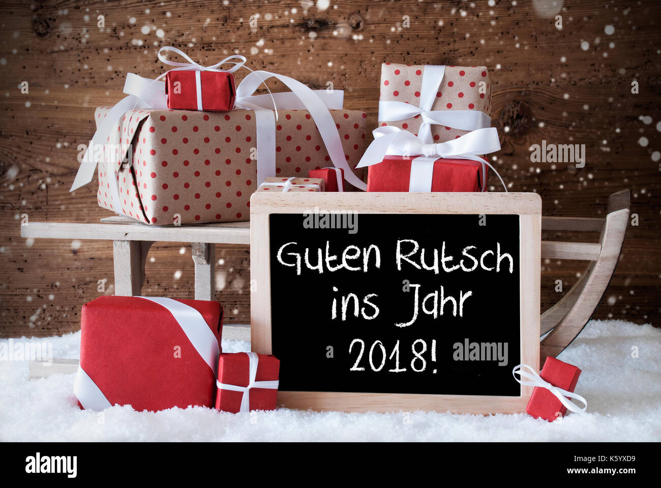 Avec traîneau de cadeaux, flocons, guten rutsch 2018 signifie nouvelle année Banque D'Images