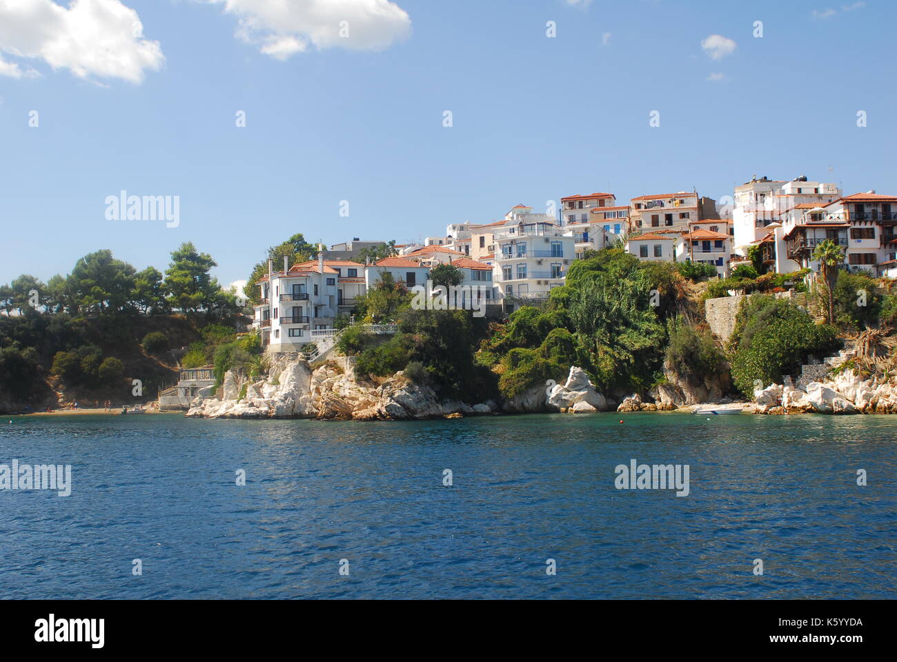 Skiathos town sur l'île de Skiathos, Grèce. vue magnifique sur la vieille ville avec des bateaux dans le port. Banque D'Images