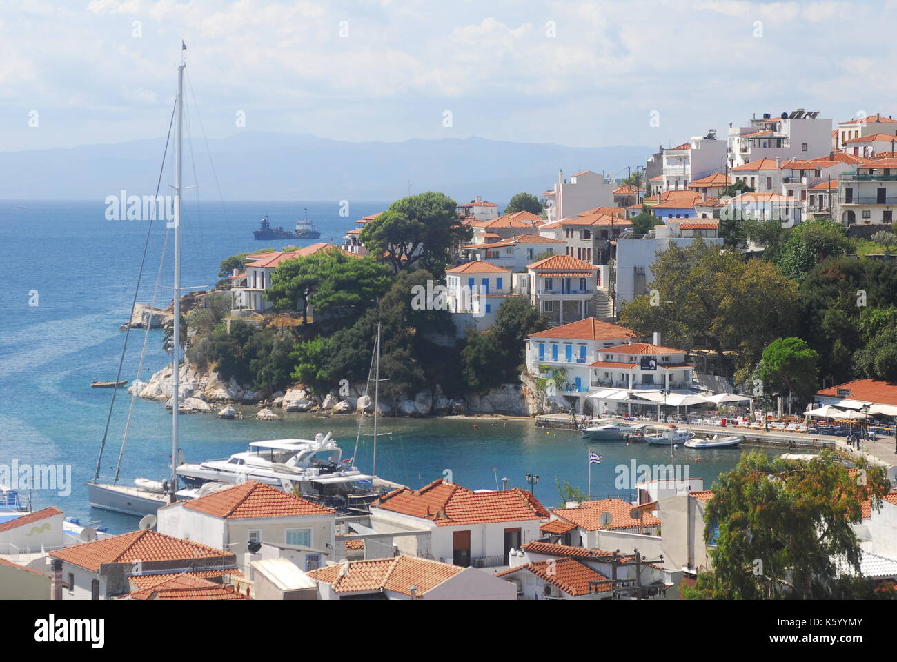 Skiathos town sur l'île de Skiathos, Grèce. vue magnifique sur la vieille ville avec des bateaux dans le port. Banque D'Images