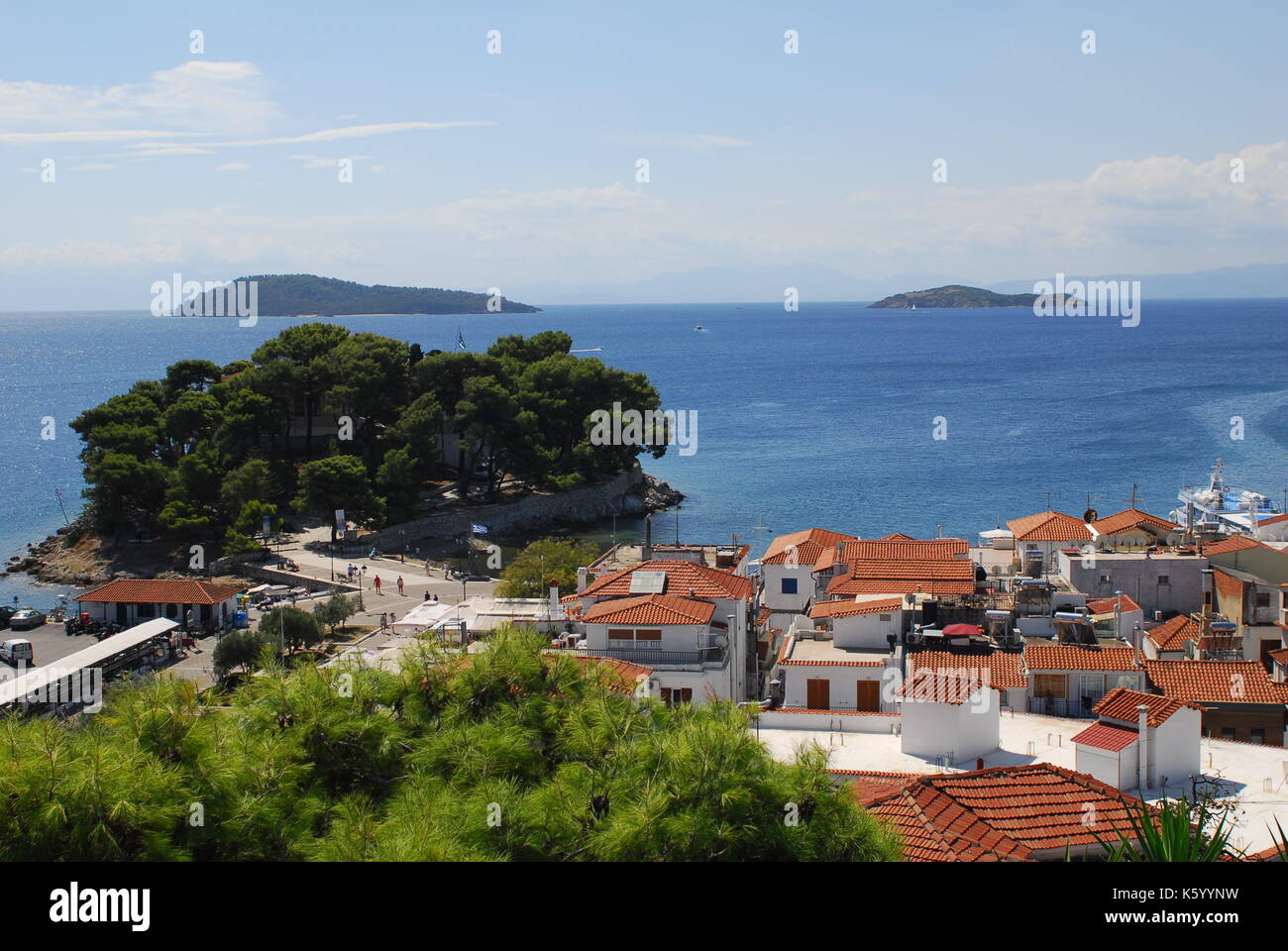 Skiathos town sur l'île de Skiathos, Grèce. vue magnifique sur la vieille ville avec des bateaux dans le port. Banque D'Images