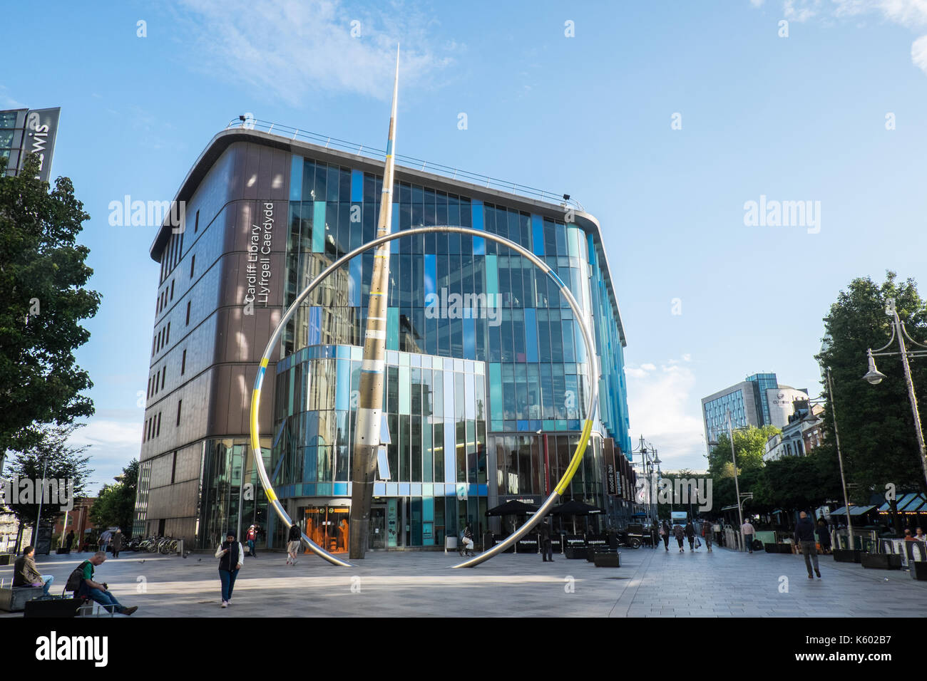 Le Hayes,zone piétonne. 'Alliance',sculpture,le français, l'artiste, Jean-Bernard Métais, l'extérieur de St David's Shopping Centre et bibliothèque centrale de Cardiff, Banque D'Images