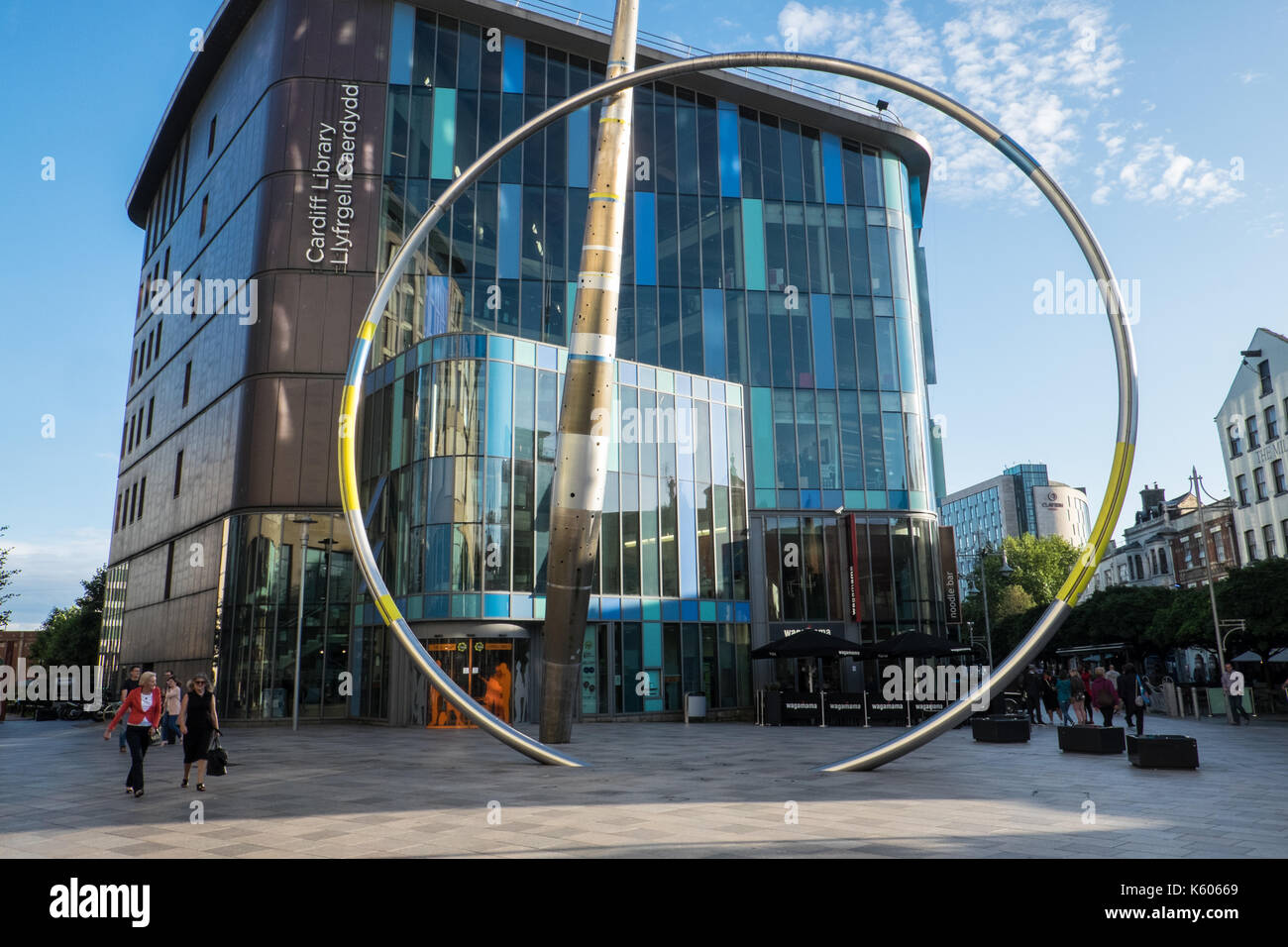 Le Hayes,zone piétonne. 'Alliance',sculpture,le français, l'artiste, Jean-Bernard Métais, l'extérieur de St David's Shopping Centre et bibliothèque centrale de Cardiff, Banque D'Images