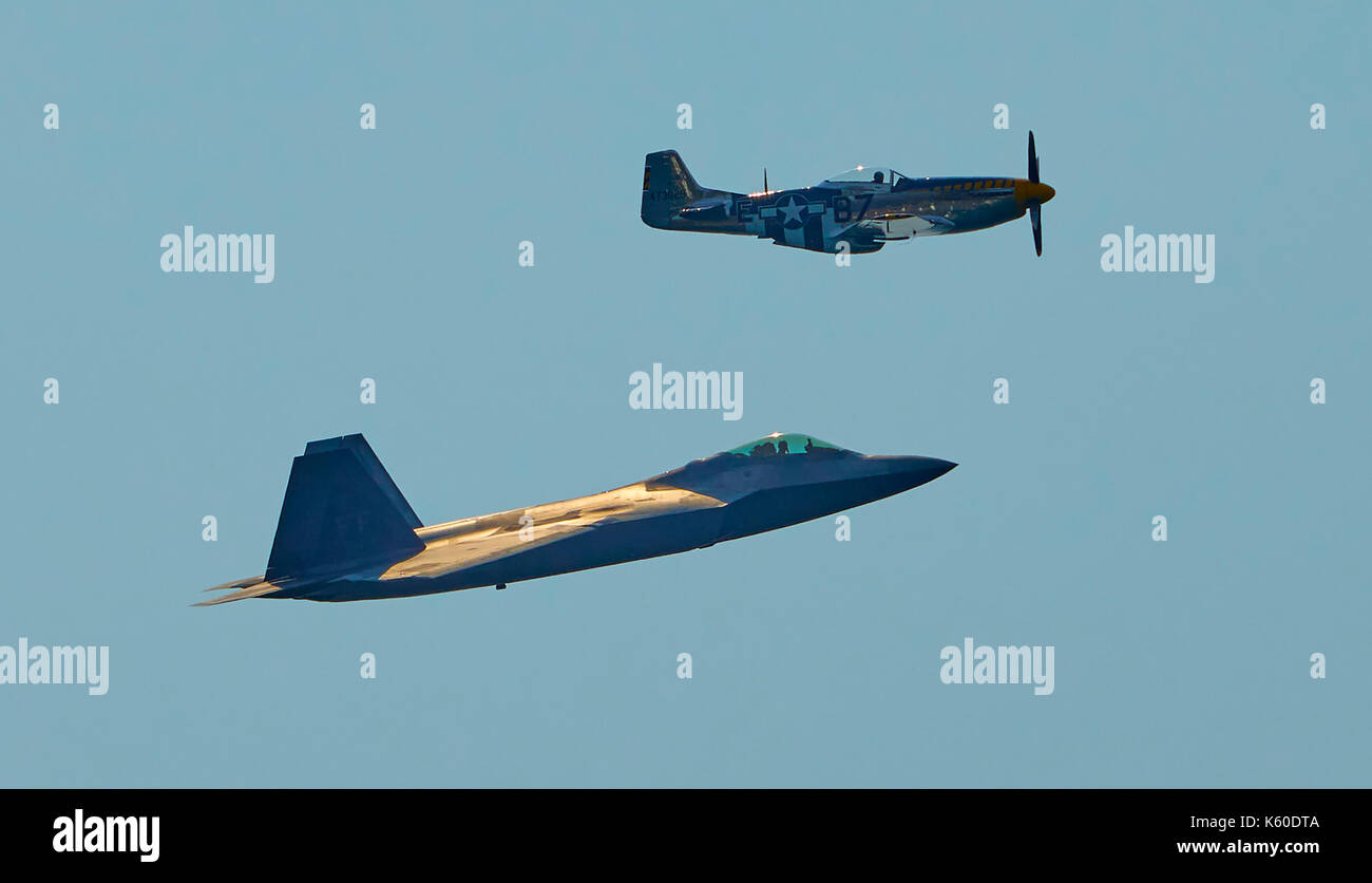 Ancien et le nouveau ; warbirds sur Toronto Banque D'Images