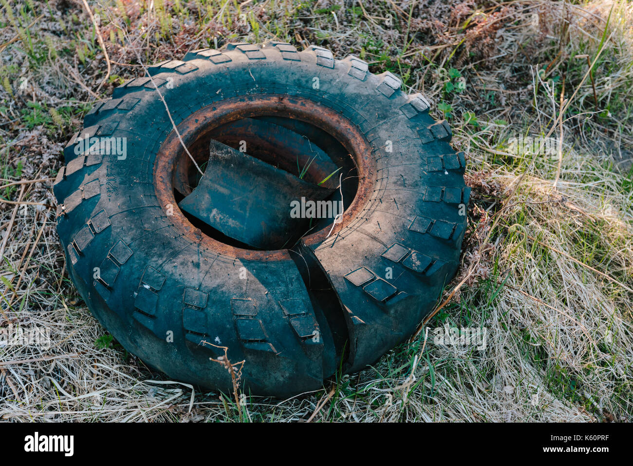 Le caoutchouc des pneus camion couché sur l'herbe. Banque D'Images