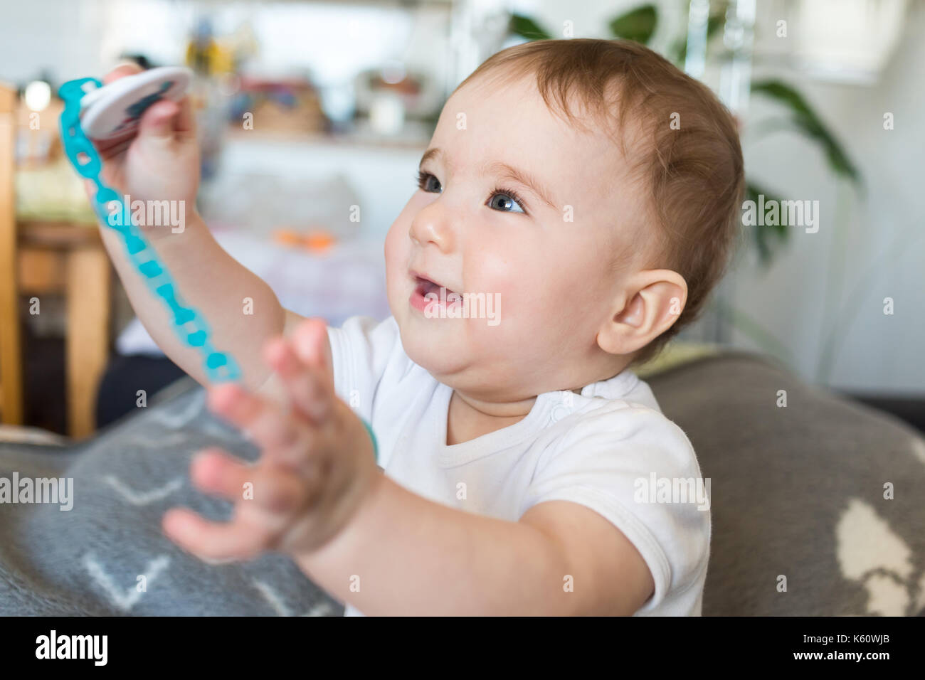 Cheerful little baby Playing with toy. Banque D'Images
