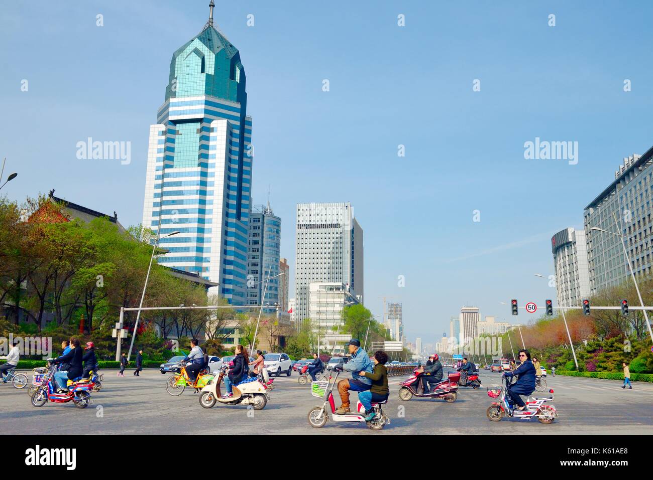 Ville de Taiyuan, province de Shanxi, en Chine. l'ouest le long de la rue yingze vu du 1er mai square dans le centre-ville Banque D'Images