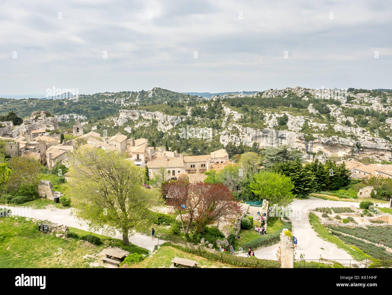 Cours inférieur de la zone autour de château des Baux-de-Provence en France avec les touristes, non reconnu sous ciel nuageux ciel bleu Banque D'Images