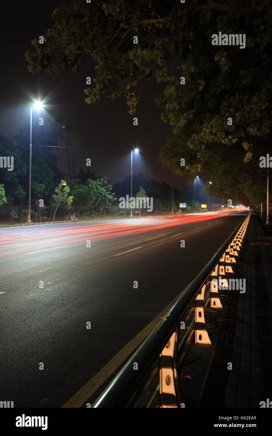 Light trails à Canal Road, Lahore, Pakistan Banque D'Images