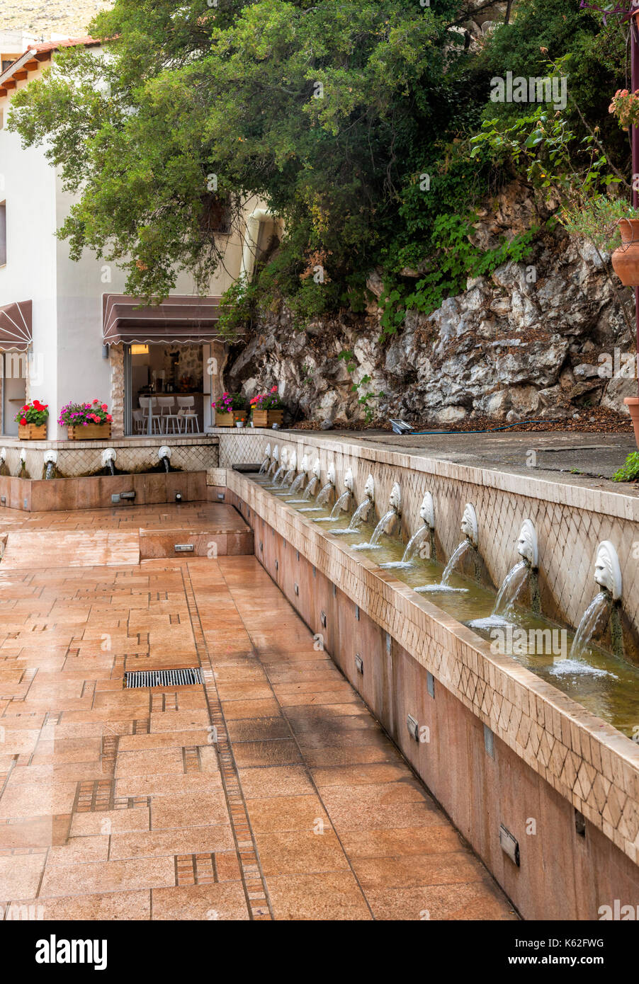 Vieille Fontaine vénitienne avec têtes de lion springs eau potable pure à spili Crete Grèce Banque D'Images
