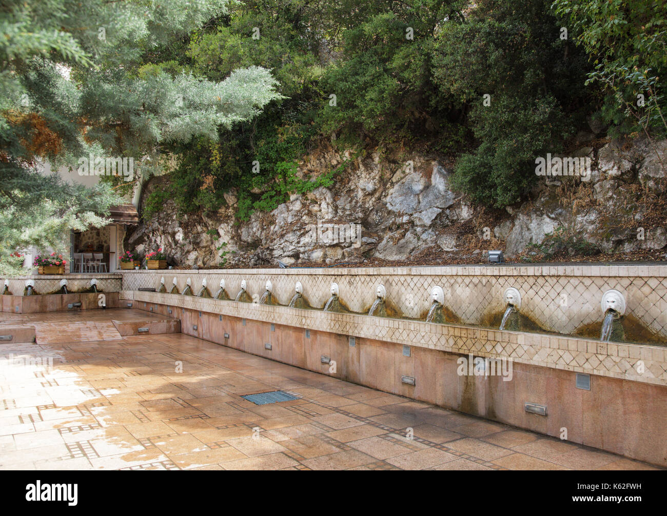Vieille Fontaine vénitienne avec têtes de lion springs eau potable pure à spili Crete Grèce Banque D'Images
