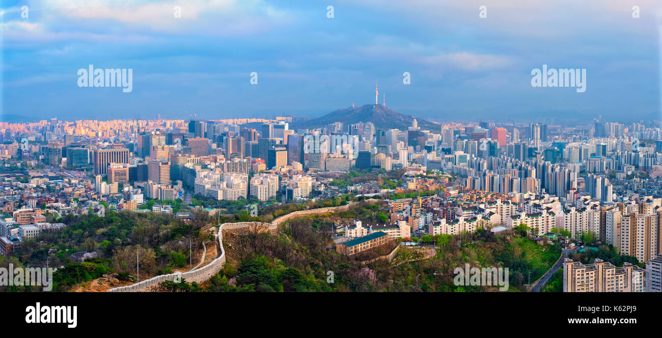 Panorama de la ville de Séoul sur le coucher du soleil, la Corée du Sud. Banque D'Images