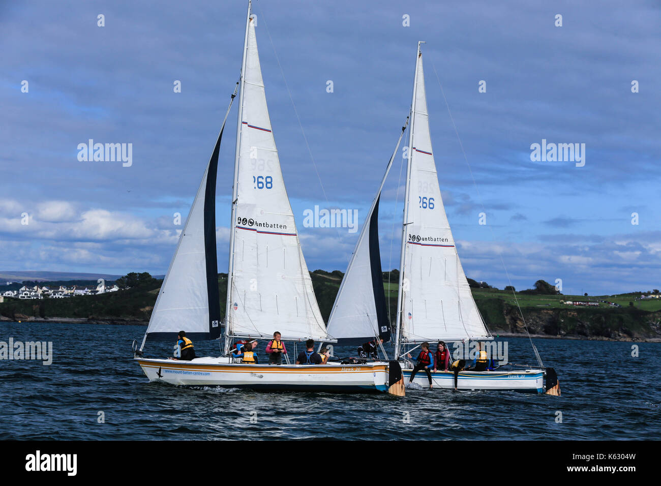 Yachts à voile ciel bleu mer calme Banque D'Images