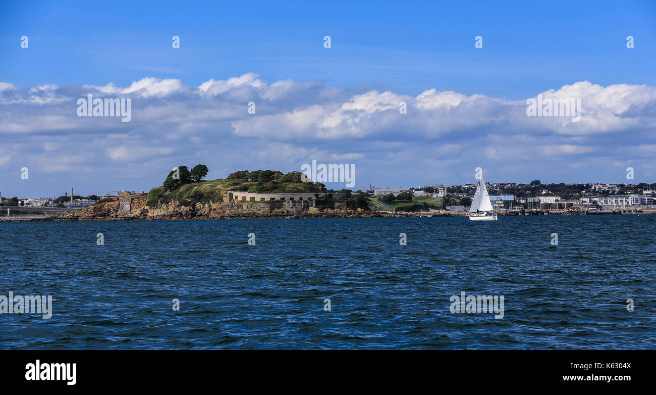 Yachts à voile ciel bleu mer calme Banque D'Images