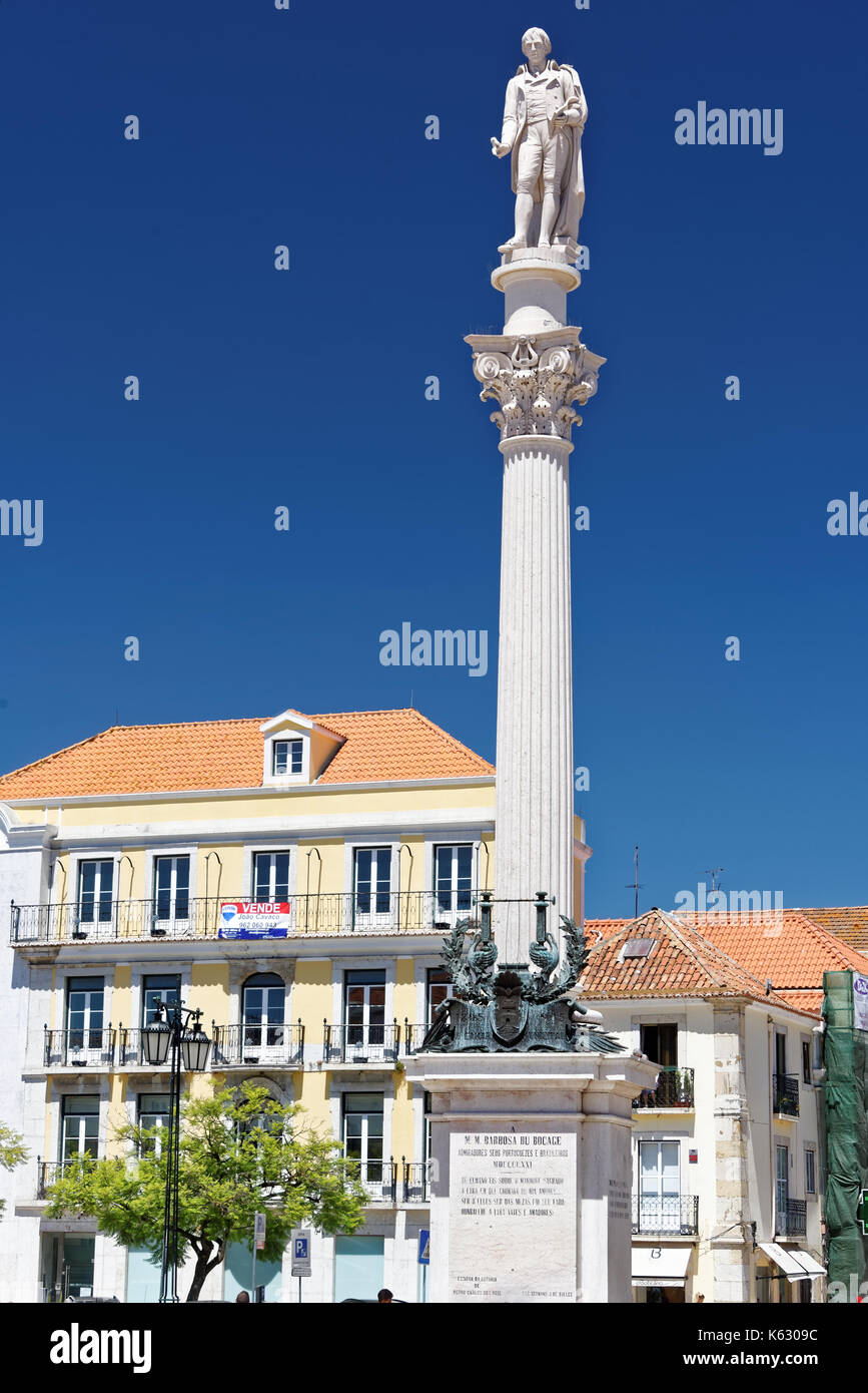 Statue de Setubal poète manuel Maria Barbosa du bocage dans une place de la ville. Banque D'Images