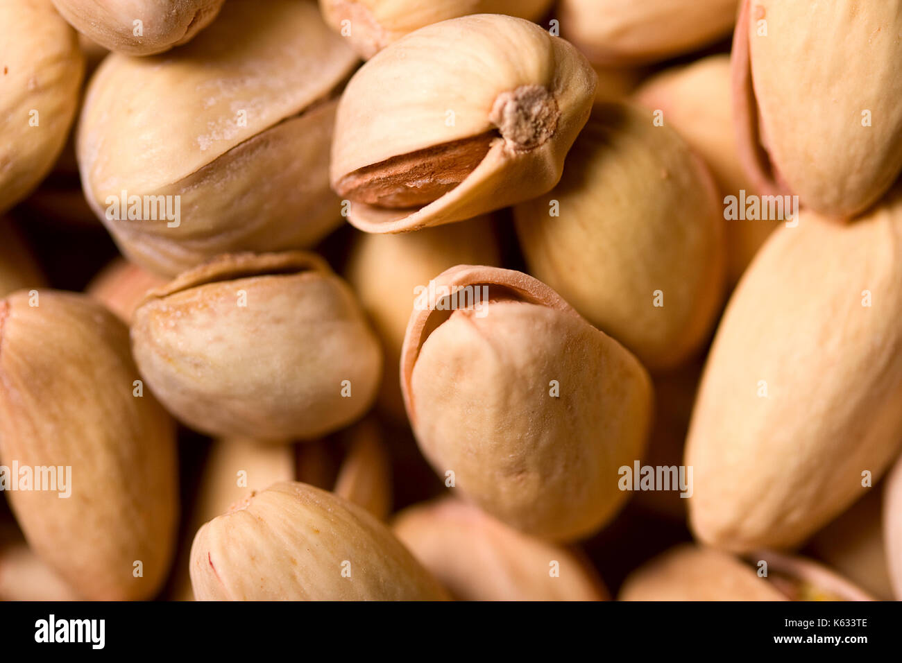 À partir de l'arrière-plan bien salée pistaches rôties à moitié ouverte Banque D'Images