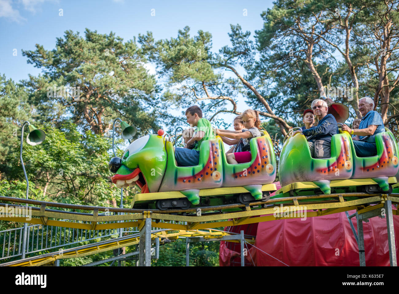 Warszawa, Pologne - août 2017 : en forme de chenille en train de rollercoaster funpark dans dinosaur park Banque D'Images