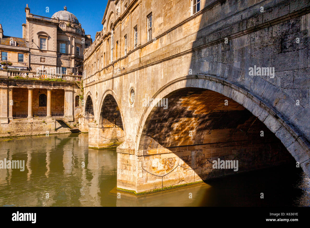 L'un des sites les plus célèbres du bain, le Pont Pulteney par Robert Adams, sur la rivière Avon. Baignoire, Somerset, England, UK. Banque D'Images