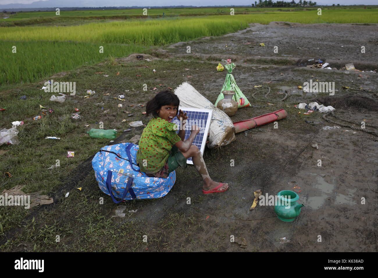 Teknaf, Bangladesh. 09e septembre 2017. Une jeune fille de Rohingya prend le repos dans un champ après avoir traversé la frontière Bangladesh-Myanmar, à Teknaf. Le réfugié Rohingya marche sur un sentier boueux après avoir traversé la frontière entre le Bangladesh et le Myanmar, à Teknaf. Crédit: Md Mehedi Hasan/Pacific Press/Alay Live News Banque D'Images